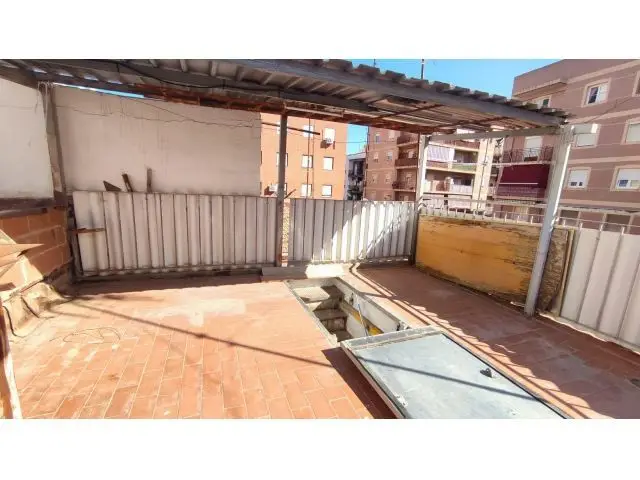 Casa Adosada en Elche con Terraza para Reformar