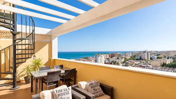 Ático en Torremolinos 2 Dormitorios con Terraza y Vistas al Mar