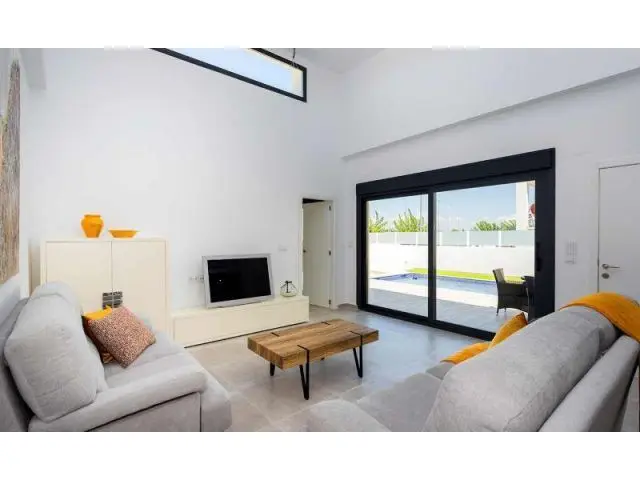 Villa Mediterránea con Piscina Cerca de Playas y Servicios
