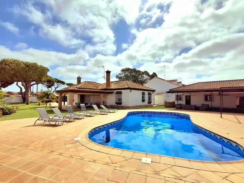 Chalet en Novo Sancti Petri con 2 Apartamentos y 2 Piscinas