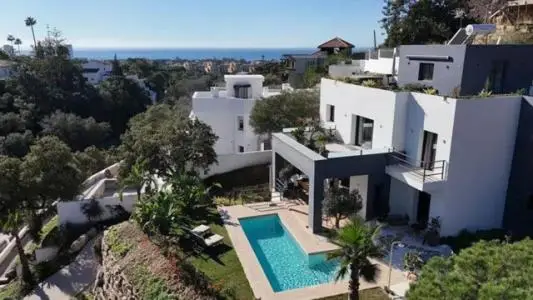 Villa en Elviria con Vistas al Mar y Piscina Climatizada