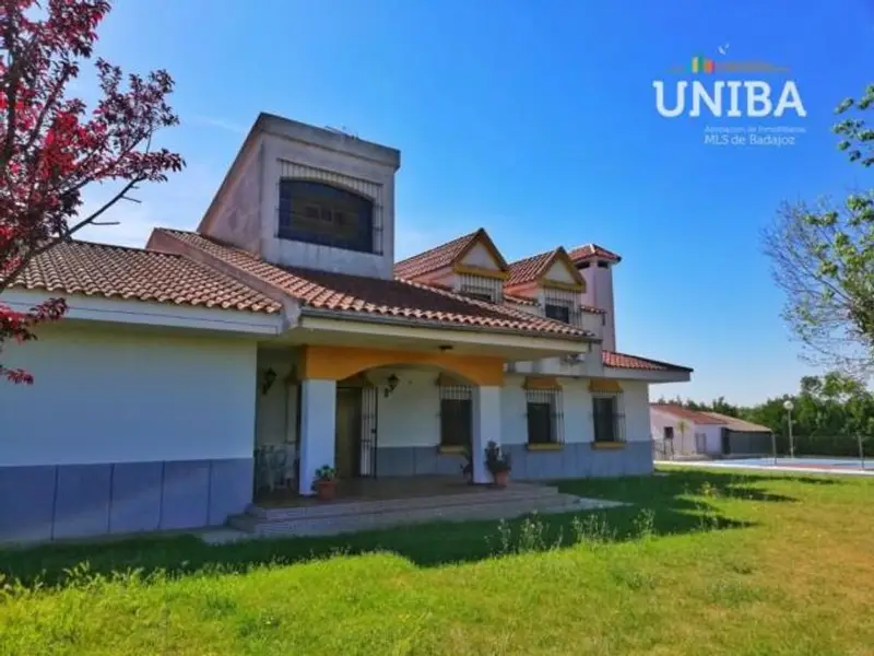 Chalet con Finca de Regadío en Badajoz