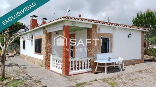 Casa Esquinera con Pista de Tenis y Barbacoa en Urbanización Tranquila