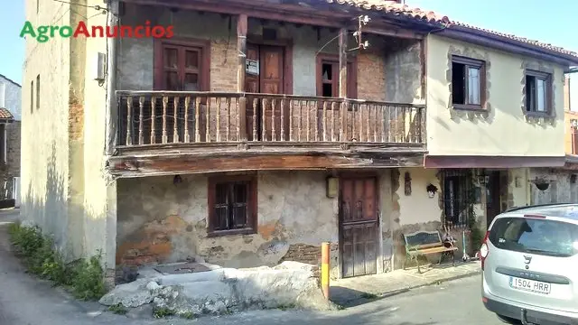 Venta  de Casa asturiana con corredor de madera en Asturias