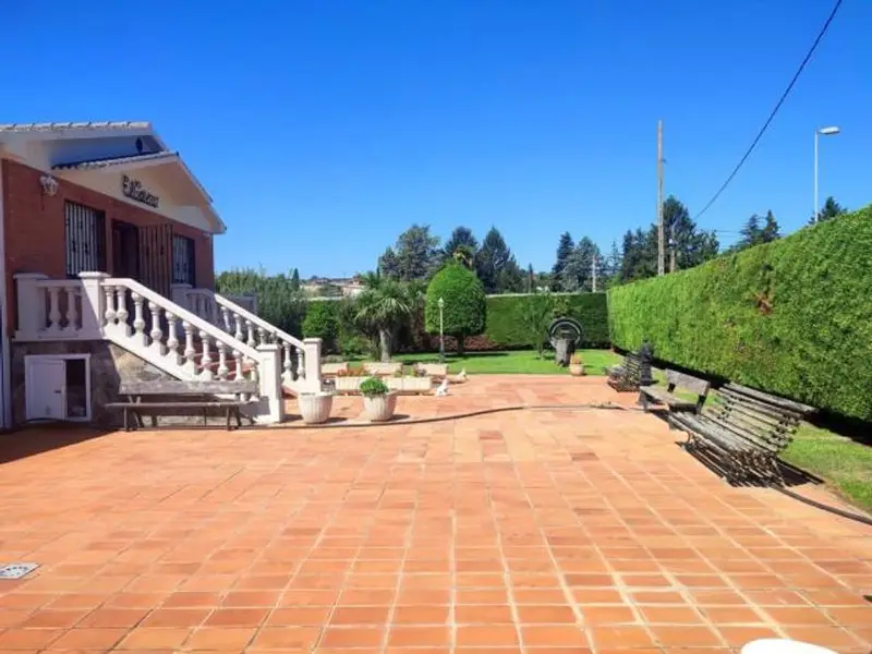 Finca Rustica con Piscina y Pista de Tenis en Albelda de Iregua