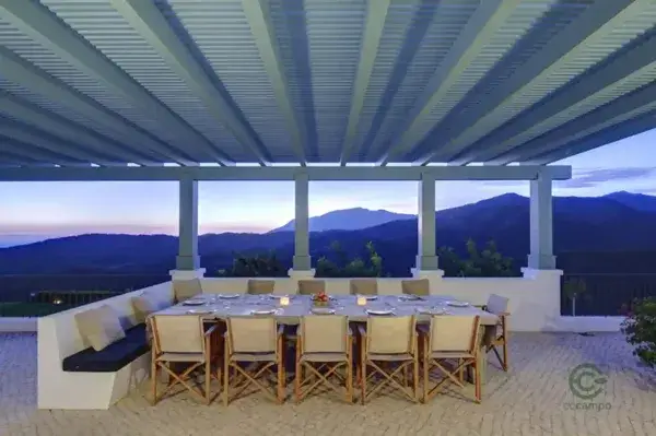 Villa de Lujo en Benahavis con Vistas al Mar y Piscina Privada