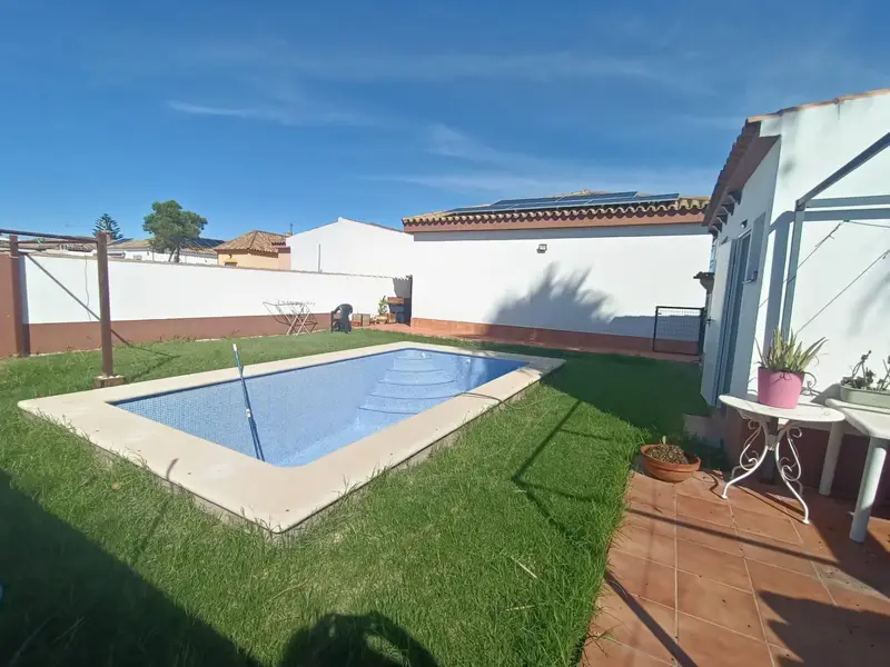 Chalet en Los Gallos La Barrosa Chiclana 5 dormitorios piscina jardin
