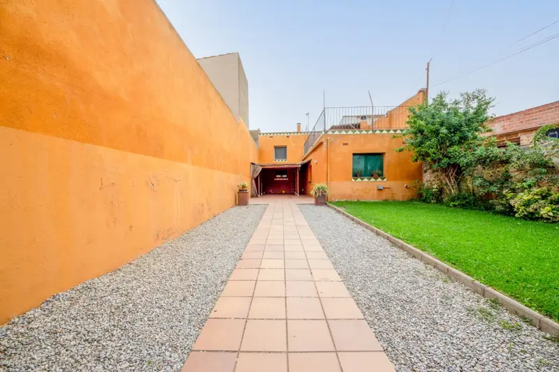 Casa en Fortià con Terreno, Piscina y Terraza - Cerca de Figueres y Playa