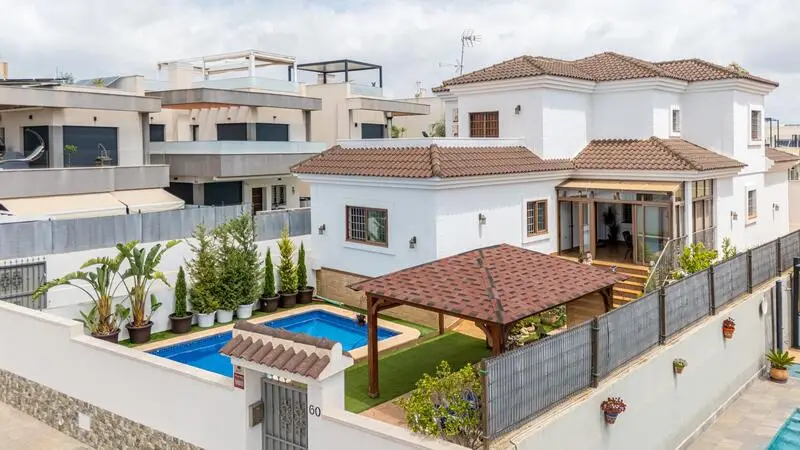 Villa de Lujo en Los Montesinos 4 Dormitorios Piscina Privada