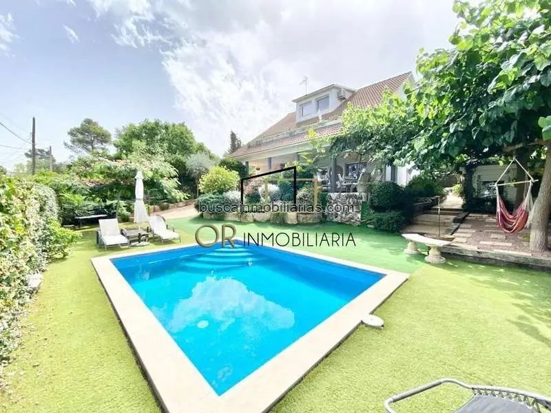 Casa en venta en Mediona con piscina y jardin