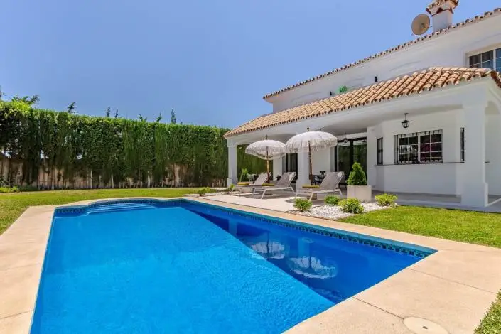 Villa 4 Dormitorios en Venta Reformada Piscina