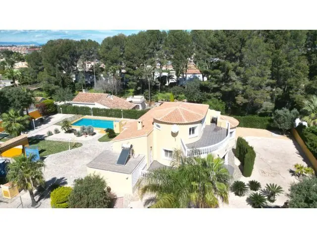 Villa en Venta con Piscina y Pista de Tenis
