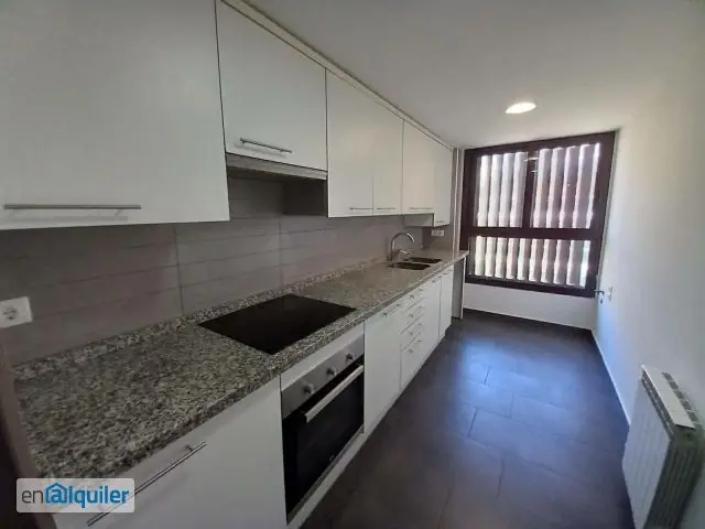 Bonito y acogedor apartamento, 2 habitaciónes (1 habitación con vestidor. ), 2 baños 1 en suitte, gran salón con balcón. Cocina indipendiente, suelo de parquet totalmente exterior, sin muebles. Caleffación individual a gas, ascensor seminuevo. Pk inc.