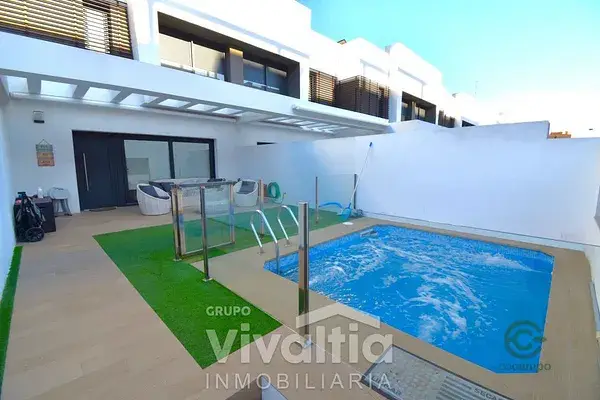 Chalet con Piscina en Residencial La Florida Huelva