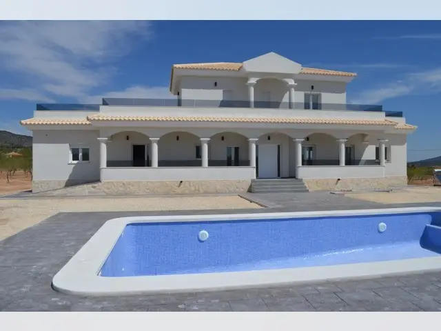 Chalets de Lujo en Pinoso con Piscina: 3 o 4 Dormitorios