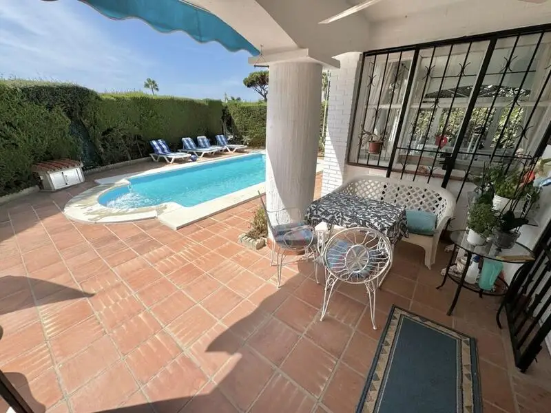 Villa en Calahonda 4 dormitorios con piscina privada y vistas al mar