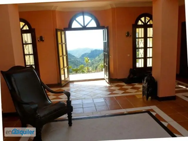 Villa de Lujo en La Zagaleta con Piscina y Pista de Tenis