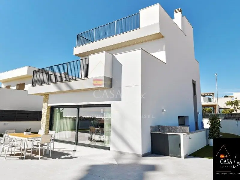 Venta Villa 3 Dormitorios Molino Ciudad Piscina Privada