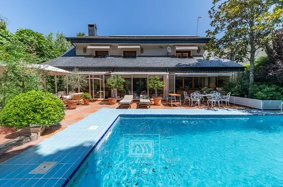 Chalet Independiente en Pozuelo de Alarcon con Piscina