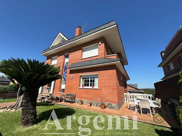 Chalet en Palau Plegamans con 5 habitaciones y amplio jardin