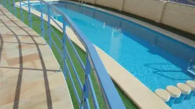 Piso en Alquiler Santa Pola: Cerca de Colegios y Supermercados