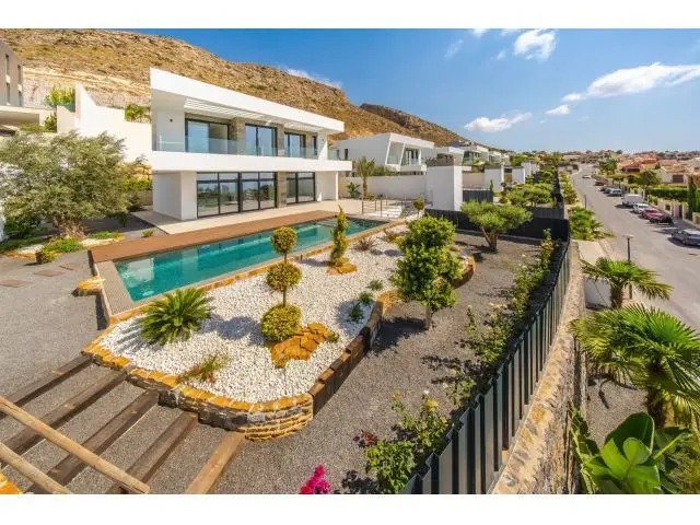 Villa de Lujo en Finestrat 8 Dormitorios Piscina Vistas al Mar