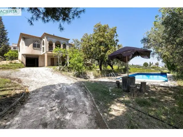 Chalet en Las Gabias 246m2 con Piscina para Reformar