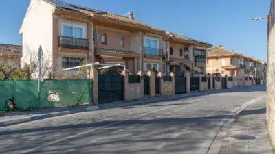 Casa Adosada en Ogijares con Terraza y Garaje