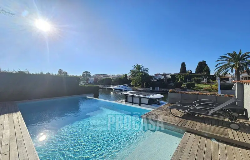 Chalet en Venta Empuriabrava Moderna Casa con Piscina y Amarre