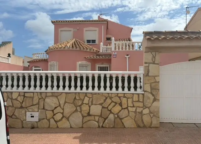 Villa 5 Dormitorios en Venta - Renovada - Cerca de la Playa
