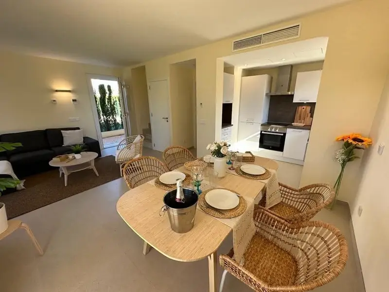 Apartamento en Mallorca con Solarium Privado y Acceso a Piscina y Tenis