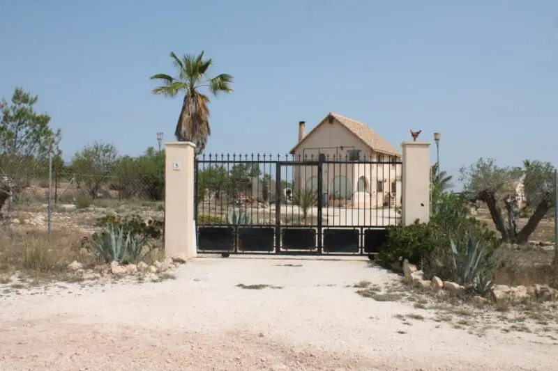 Casa de Campo Renovada con Casa de Invitados en Pinoso
