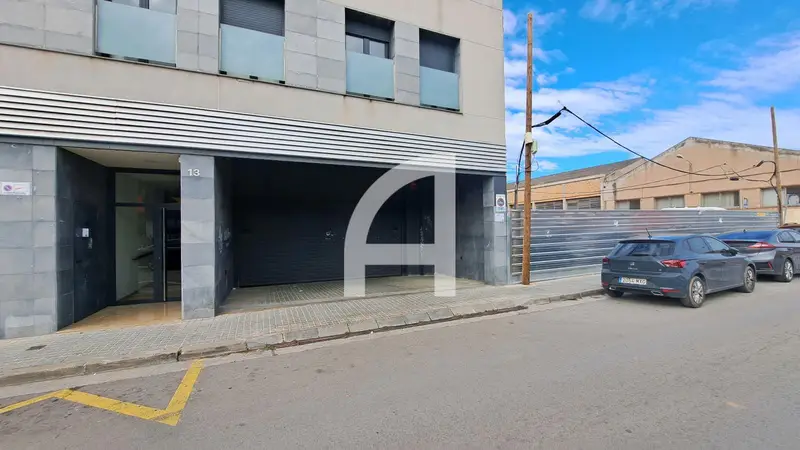 Garaje en venta Sabadell 12m2 Edificio Seminuevo
