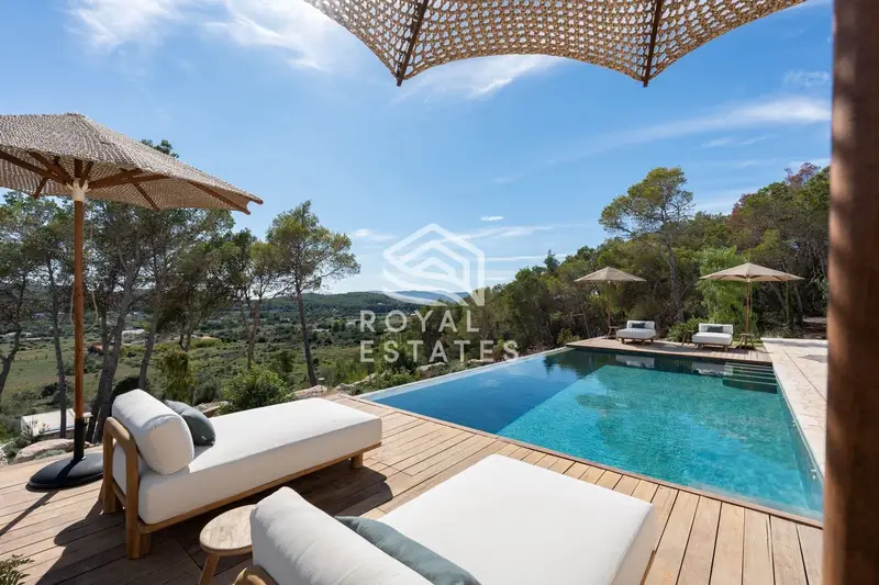 Villa de Lujo en Venta en Ibiza: 5 Dormitorios, Piscina Privada y Vistas al Valle