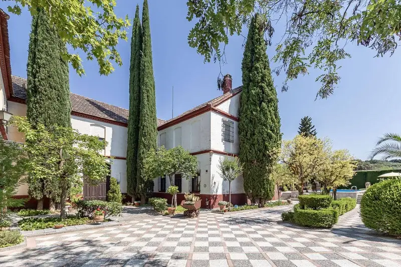 Cortijo en venta en Granada ciudad ideal para familias numerosas y proyectos creativos