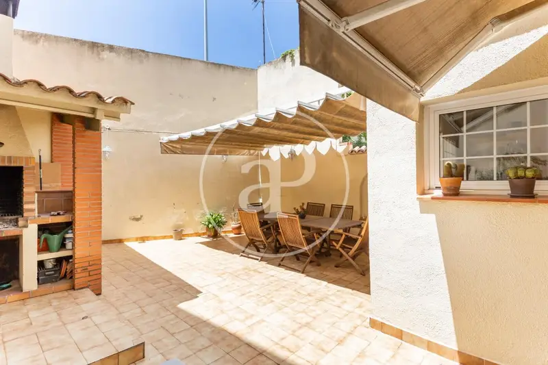 Chalet en venta Sabadell 4 habitaciones 2 banos terraza 140m2