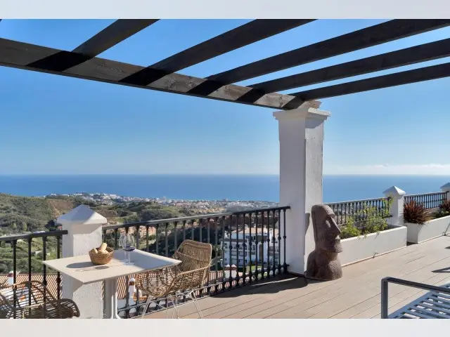 Atico en Calahonda 2 dormitorios 2 banos terraza 150m2