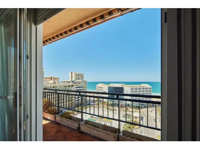 Piso con Terraza y Vistas al Mar en Avenida Playa