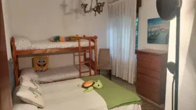 Chalet en Venta en Noja: 5 Dormitorios, Jardín y Terraza