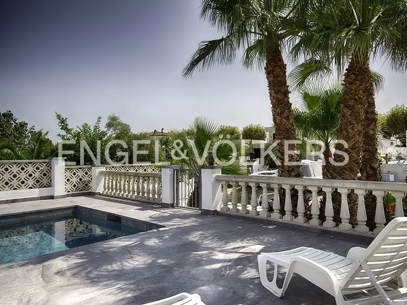 Chalet Moderno en Empuriabrava con Amarre y Piscina
