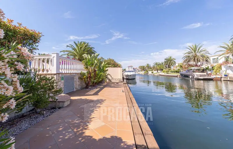 Chalet en Empuriabrava con Piscina y Sistema Smart Home