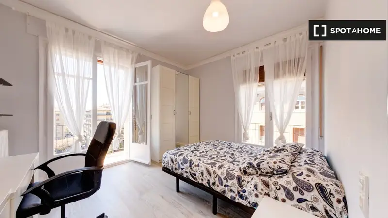 Se alquila habitación en piso de 6 dormitorios en Plaza San Francisco