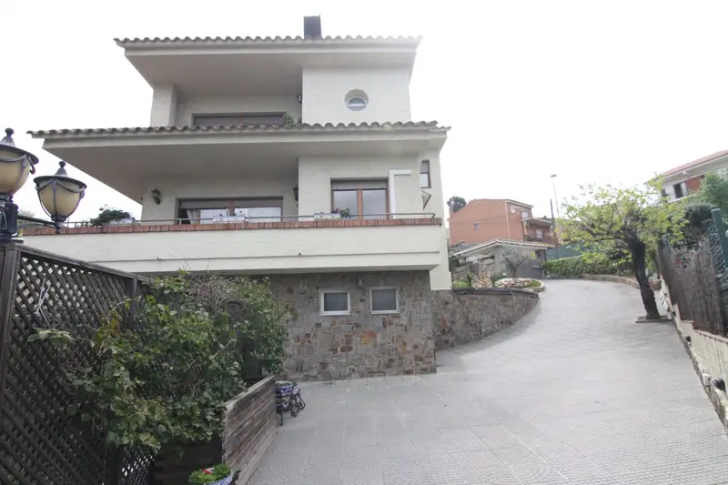 Venta Chalet 4 Habitaciones Les Carpes Abrera