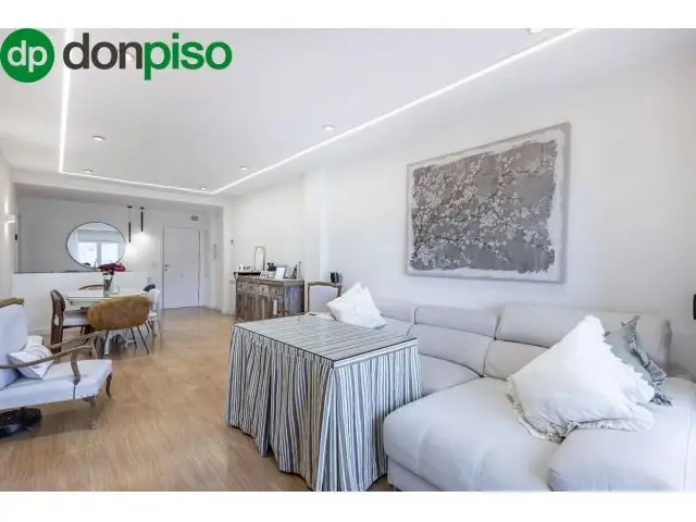 Piso Luminoso En Buen Estado Con Piscina Comunitaria, Dos Garajes Y Trastero