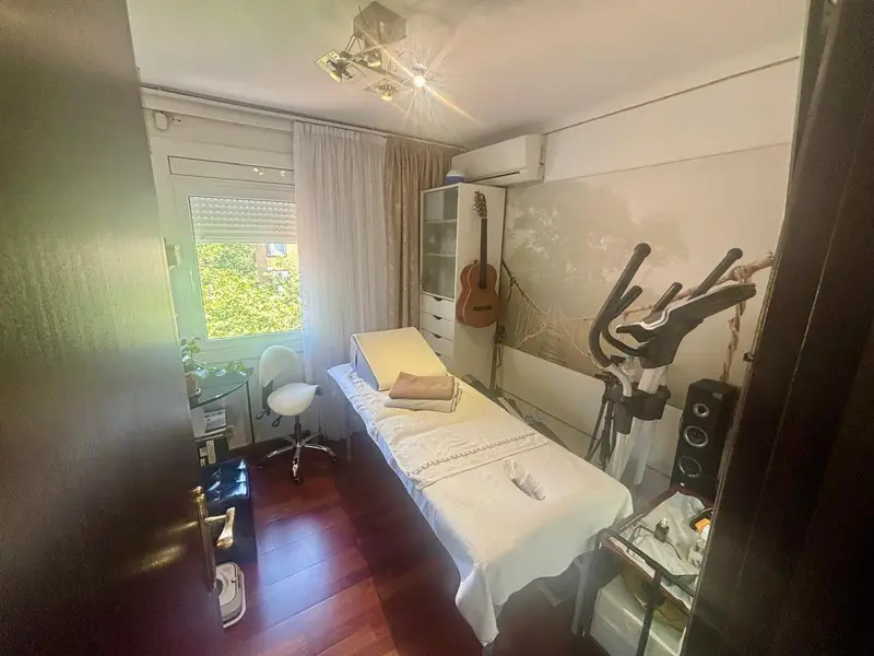 Piso en venta. Frente ala salida de metro de St Roc .Quinta planta totalmente exterior, 3 habitaciones , cocina, salon comedor y baño