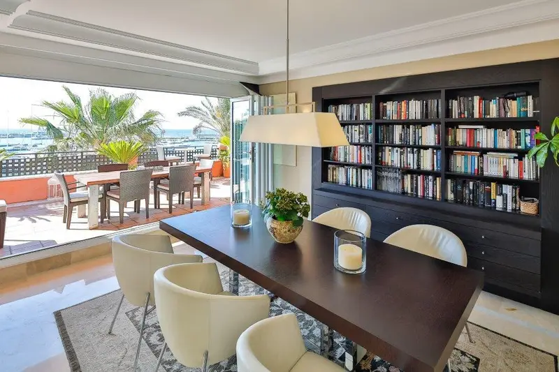 Ático de Lujo en Sotogrande con Vistas al Mar