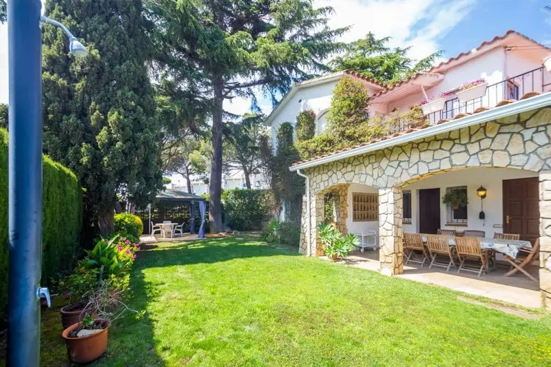 Chalet rustico con jardin y piscina en S Agaro