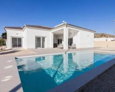 Villa Moderna en Pinoso con Piscina y Placas Solares