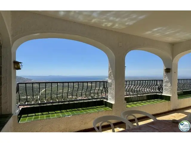 Chalet en Venta en Roses Girona con Vistas al Mar