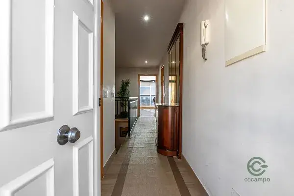 Casa en Rubí con 2 Viviendas Independientes y Piscina